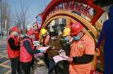 亳州市教育局“红马甲”宣传教育政策 助力城市创建