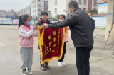 滁州市会峰小学：拾金不昧好少年 捡到钱包还失主