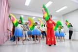 合肥市瑶海实验小学联合三里街街道社居委开展“舞动春天，快乐三八”庆祝活动