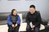 宣城市工业学校高龄退休教师吴春美向学校捐赠著作 