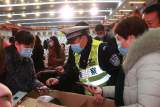 宿州市第十一中学为在校教师发放爱心头盔