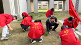 最美志愿红，春日护新绿 —— 界首一中养城校区开展拔草护绿志愿服务活动