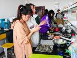 安庆师大学子在实验室自制青团供全校师生品尝         