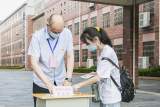 怀宁县振宁小学：“党员服务岗”服务中考考生