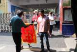 亳州市拂晓中心小学：毕业班学生家长向学校赠送锦旗表达谢意       