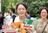 家长举横幅迎接女儿出考场：给孩子一个仪式感