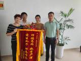 宣城市工业学校：学生家长送锦旗，感谢班主任关爱之情