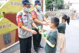 合肥市临泉路第二小学：小雏鹰志愿者 夏日送清凉