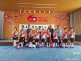 合肥市五一小学二（1）中队红领巾志愿者为建筑工人送清凉