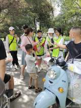 合肥四十五中橡树湾校区八（15）班志愿者参加义卖活动