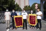 界首中学：圆梦大学送锦旗，感恩母校在心间         