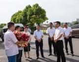 界首市委書記祁暢看望界首中學優(yōu)秀教師代表，表達節(jié)日問候              