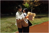 安庆师范大学一女生用“自由拥抱”传递温暖
