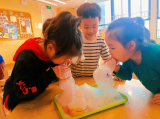 合肥安幼教育集团城市之光分园小班年级组开展“彩色的泡泡龙”活动       