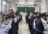 雷鋒精神萬人傳 幸福關(guān)愛滿人間——合肥市永紅路小學(xué)三（4）中隊(duì)開展慰問環(huán)衛(wèi)工作者活動(dòng)