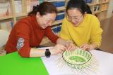 合肥一六八新店花园学校组织开展以“体验藤编技艺，传承非遗文化”为主题的手工藤编庆祝活动