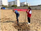 党员植树添新绿  美化校园展风采  ——怀宁县实验小学党支部开展“同植初心树·共创生态林”主题党日活动