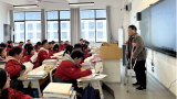 界首一中教师风采：行走的双拐，师者仁心！