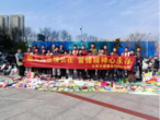 助人为乐情长在  雷锋精神心永存