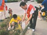 马鞍山：弯腰拾文明 城市更洁净
