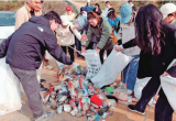 公益在路上 芜湖青年徒步11公里捡30斤垃圾