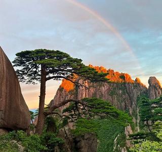 黄山之巅，晚霞与彩虹齐现