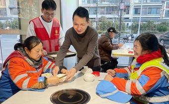 青春小店与环卫工人的“温暖约定”